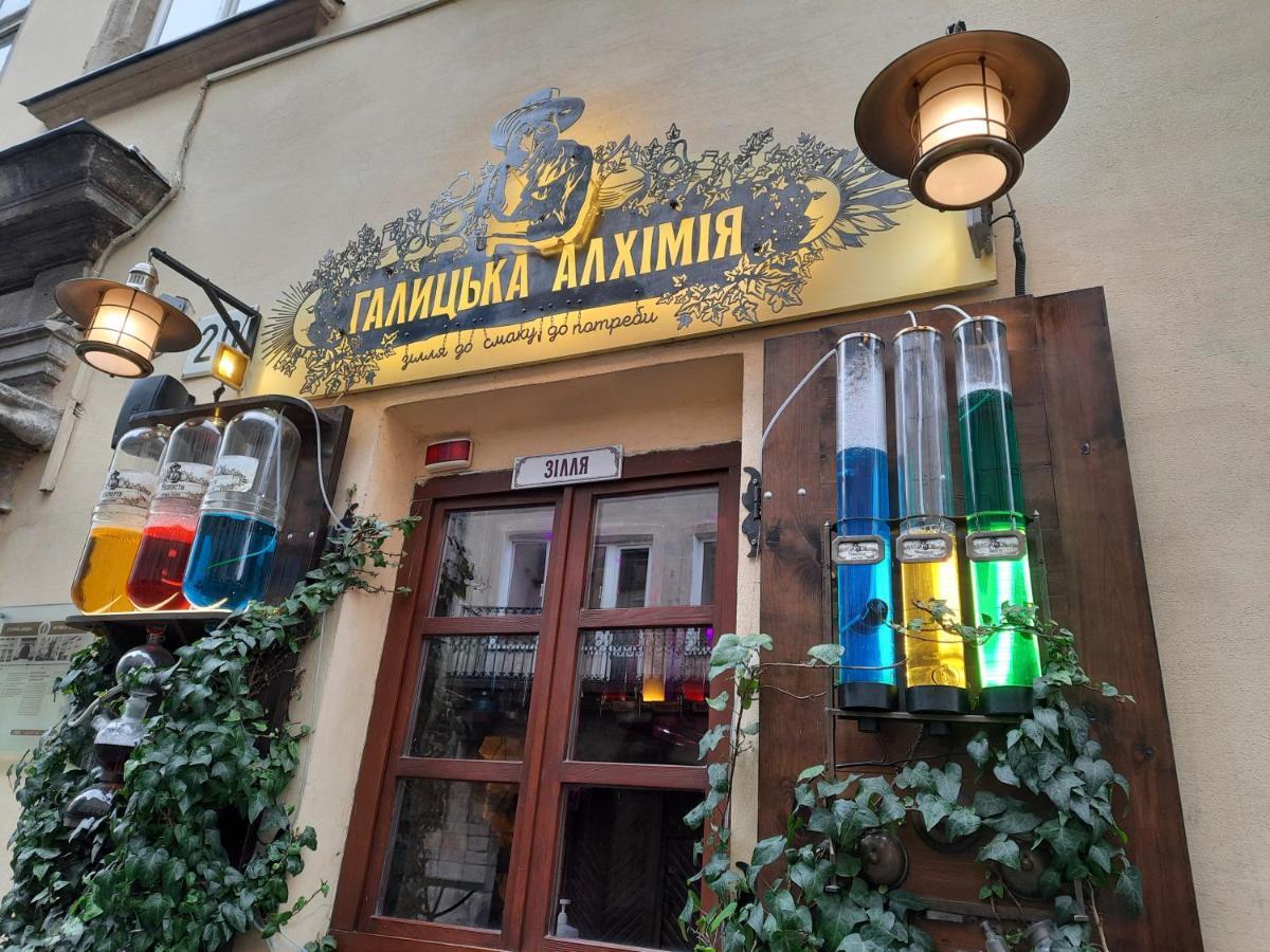 Midnight Cats' Apartment In Rynok Square Світло Є Завжди! Liov Exterior foto
